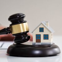 Saldo e stralcio immobiliare: procedura e termini